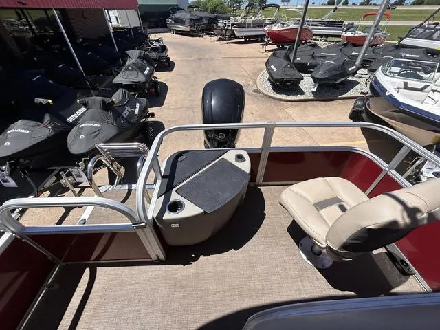 Slide: The Image of Sun Tracker Bass Buggy 18 DLX 2023 - 12