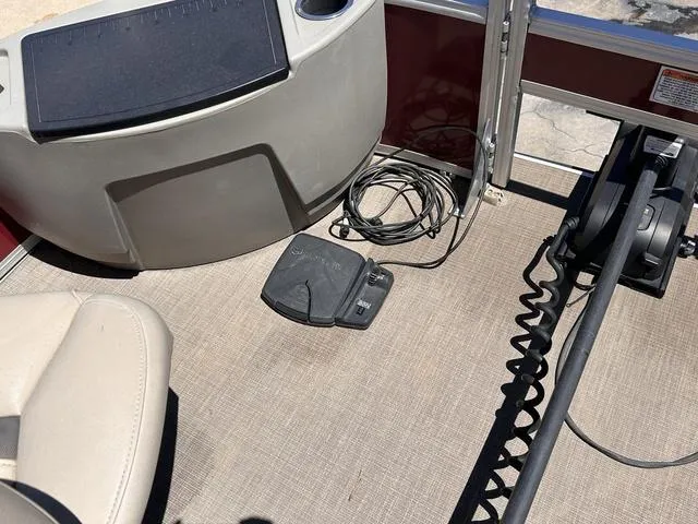 Slide: The Image of Sun Tracker Bass Buggy 18 DLX 2023 - 15