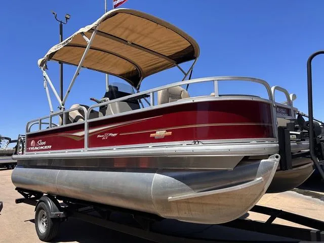 Slide: The Image of Sun Tracker Bass Buggy 18 DLX 2023 - 8