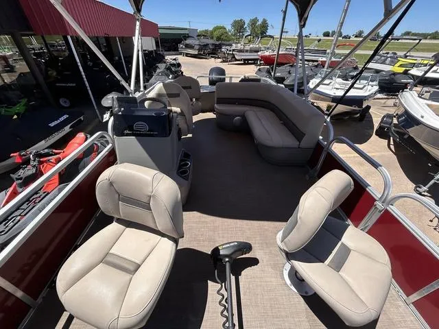 Slide: The Image of Sun Tracker Bass Buggy 18 DLX 2023 - 9