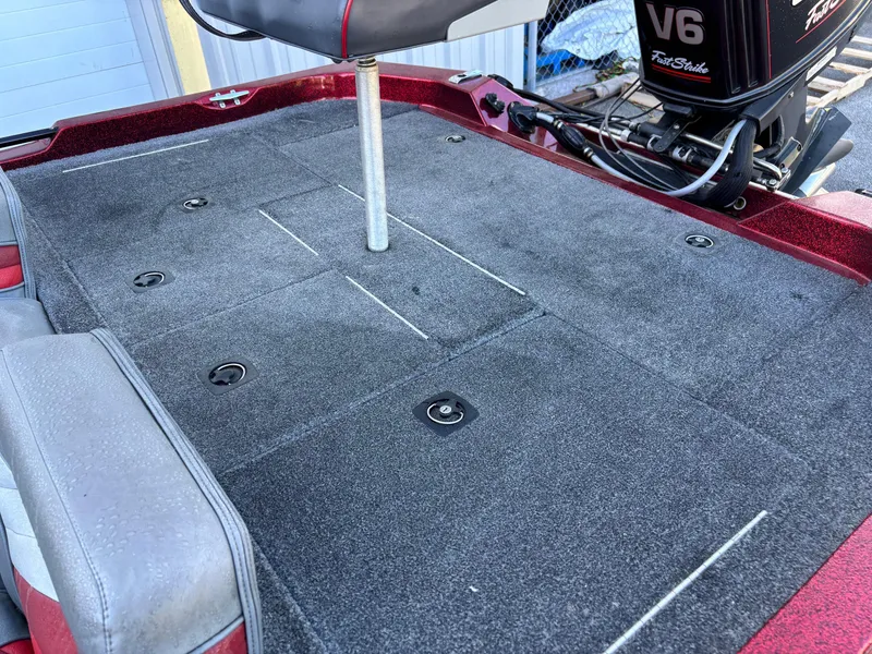 Slide: The Image of 1995 Sprint 277 boat deck with V6 FastStrike engine, featuring carpeted surface and seating. - 8