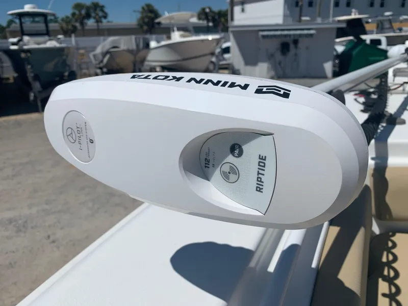 Slide: The Image of Minn Kota Riptide motor on 2018 Sea Hunt Gamefish 27 Forward Seating boat. - 17
