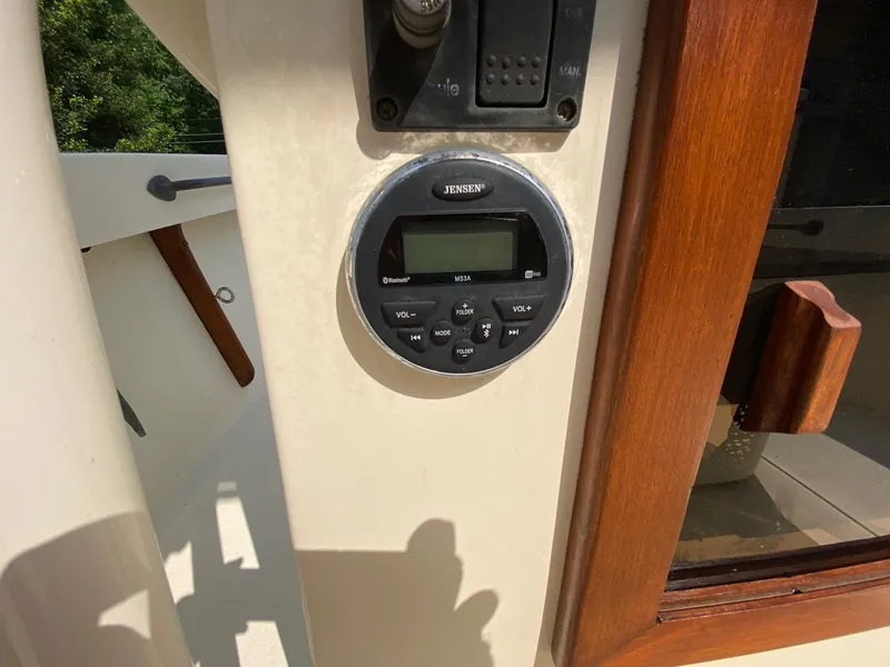 Slide: The Image of Jensen audio system on 2005 Roth Bilt 21 Classic boat dashboard. - 15