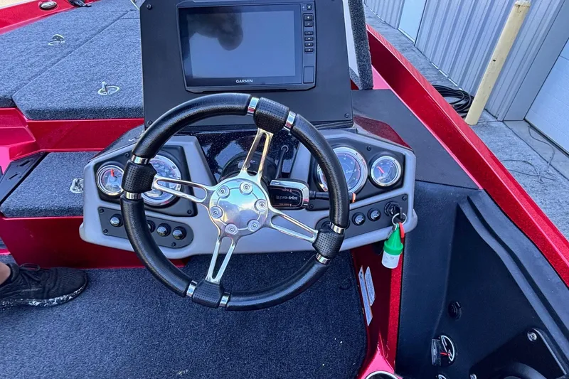 Slide: The Image of Steering console of a 2020 Ranger Z185 boat with Garmin display and gauges. - 10