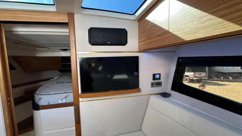 Slide: The Image of Boston Whaler 405 Conquest 2025 - 50