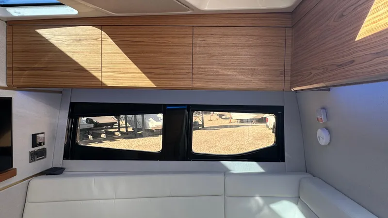 Slide: The Image of Boston Whaler 405 Conquest 2025 - 51