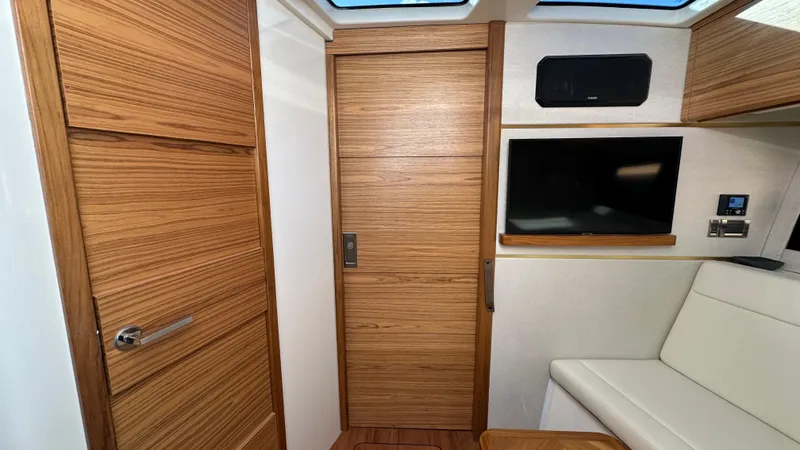 Slide: The Image of Boston Whaler 405 Conquest 2025 - 52