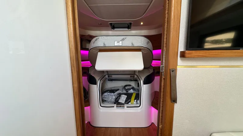 Slide: The Image of Boston Whaler 405 Conquest 2025 - 53