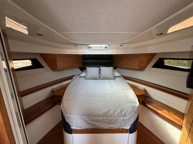 Slide: The Image of Boston Whaler 405 Conquest 2025 - 54