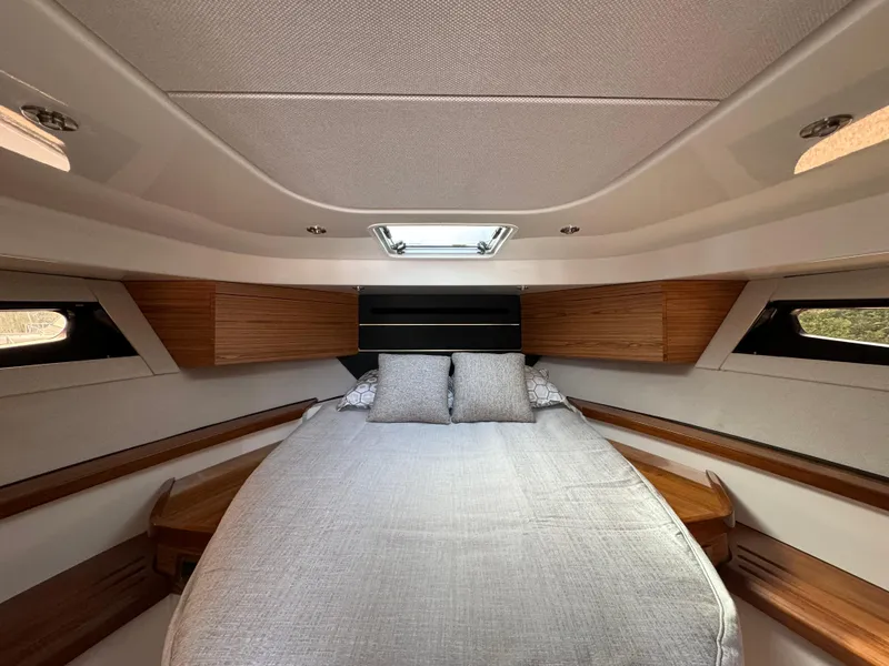 Slide: The Image of Boston Whaler 405 Conquest 2025 - 55