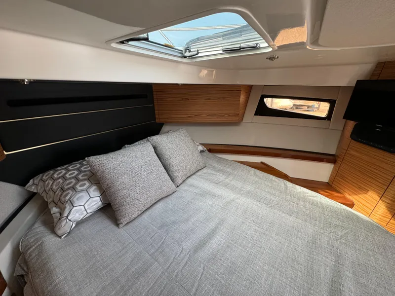 Slide: The Image of Boston Whaler 405 Conquest 2025 - 56