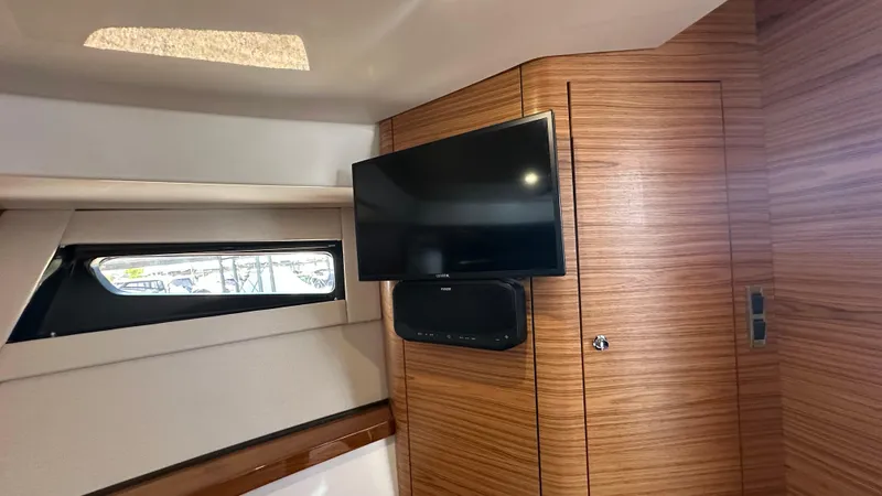 Slide: The Image of Boston Whaler 405 Conquest 2025 - 58