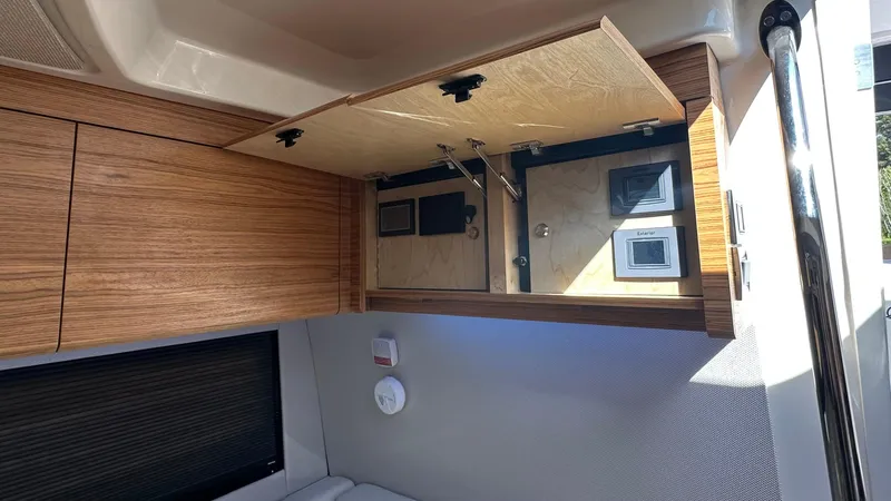 Slide: The Image of Boston Whaler 405 Conquest 2025 - 59