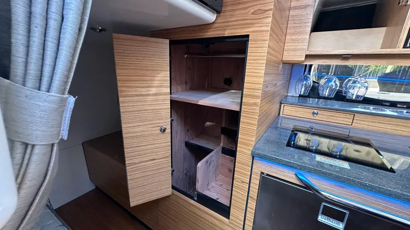 Slide: The Image of Boston Whaler 405 Conquest 2025 - 60