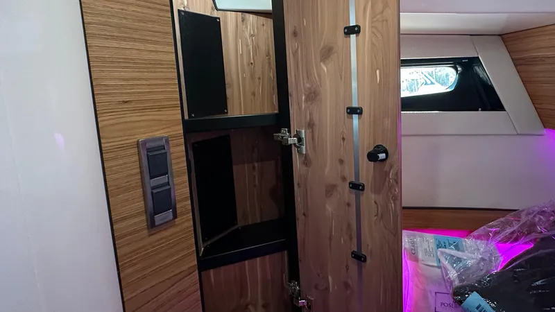 Slide: The Image of Boston Whaler 405 Conquest 2025 - 61