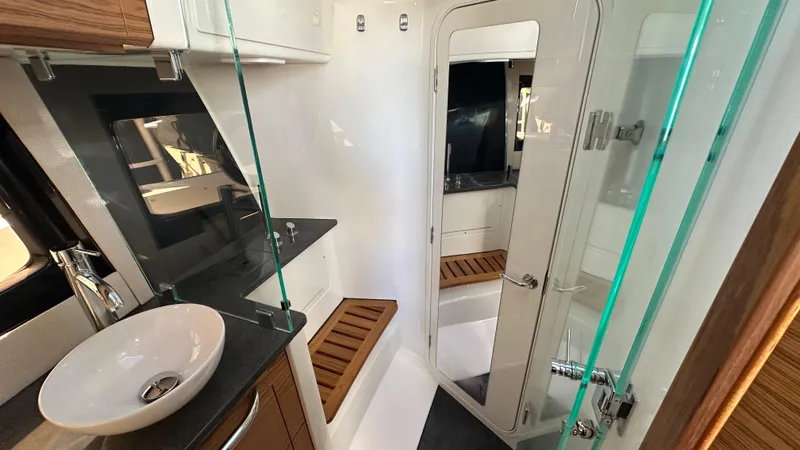 Slide: The Image of Boston Whaler 405 Conquest 2025 - 64