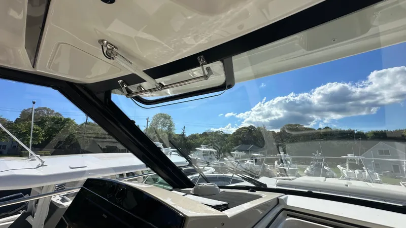 Slide: The Image of Boston Whaler 405 Conquest 2025 - 65