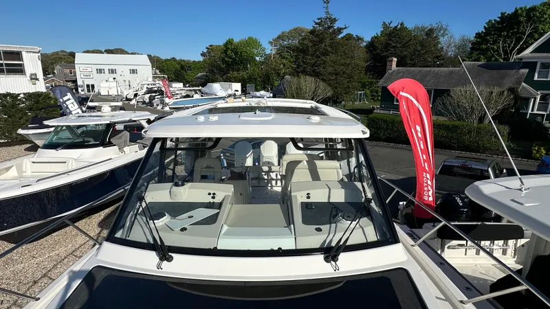 Slide: The Image of Boston Whaler 405 Conquest 2025 - 66