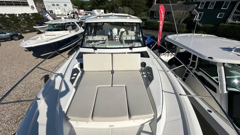Slide: The Image of Boston Whaler 405 Conquest 2025 - 67