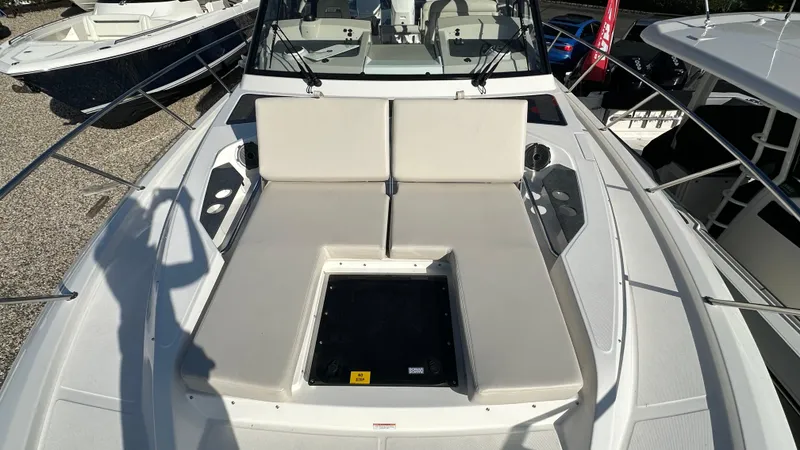 Slide: The Image of Boston Whaler 405 Conquest 2025 - 68