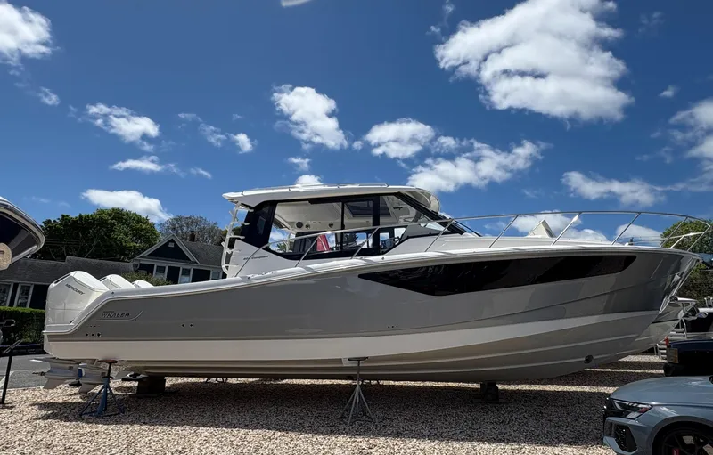 Slide: The Image of Boston Whaler 405 Conquest 2025 - 71