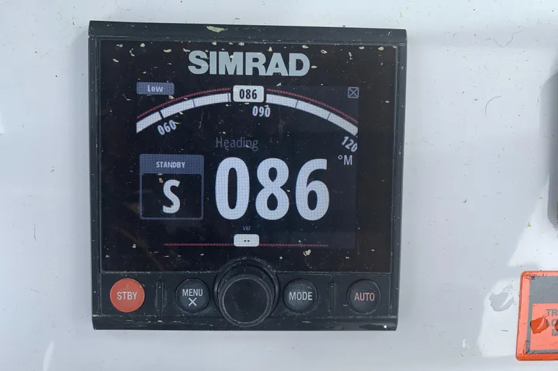 Slide: The Image of Simrad navigation display showing heading 086 on a 2020 Sea Hunt Gamefish 27. - 26