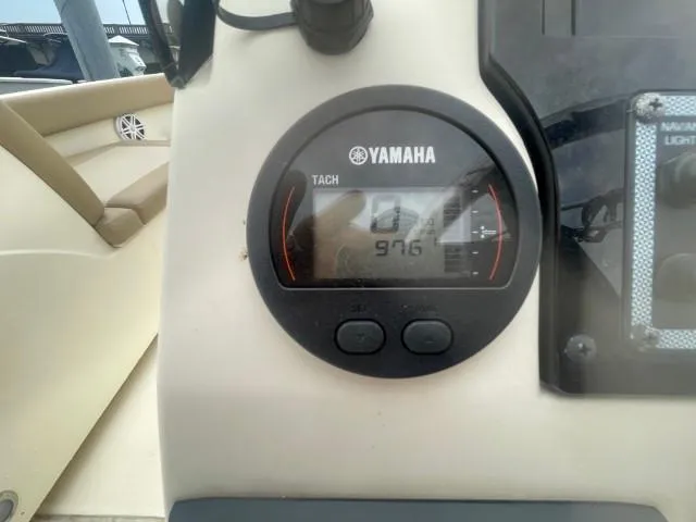 Slide: The Image of Yamaha tachometer on 2022 Scout Sport 195 Dorado boat dashboard. - 18