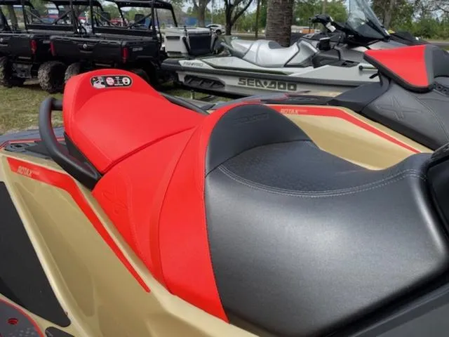 Slide: The Image of Sea-Doo RXT-X 2025 - 10
