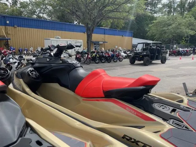 Slide: The Image of Sea-Doo RXT-X 2025 - 4