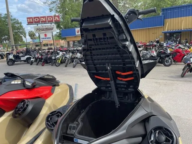 Slide: The Image of Sea-Doo RXT-X 2025 - 9