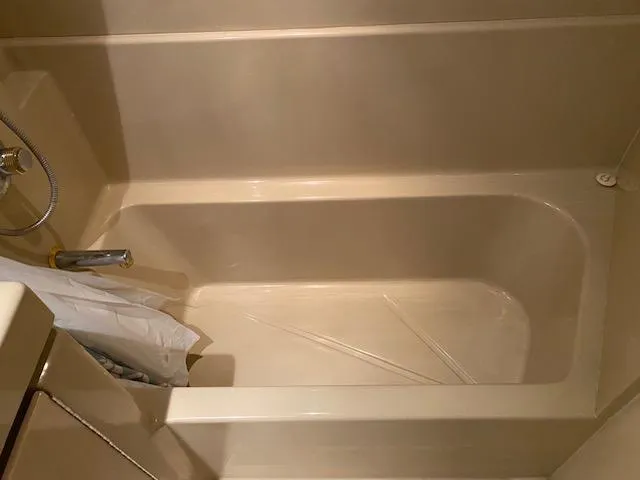 Slide: The Image of Bathtub in 2003 Cruisers Yachts 3750 Motoryacht, featuring a clean, beige interior. - 25