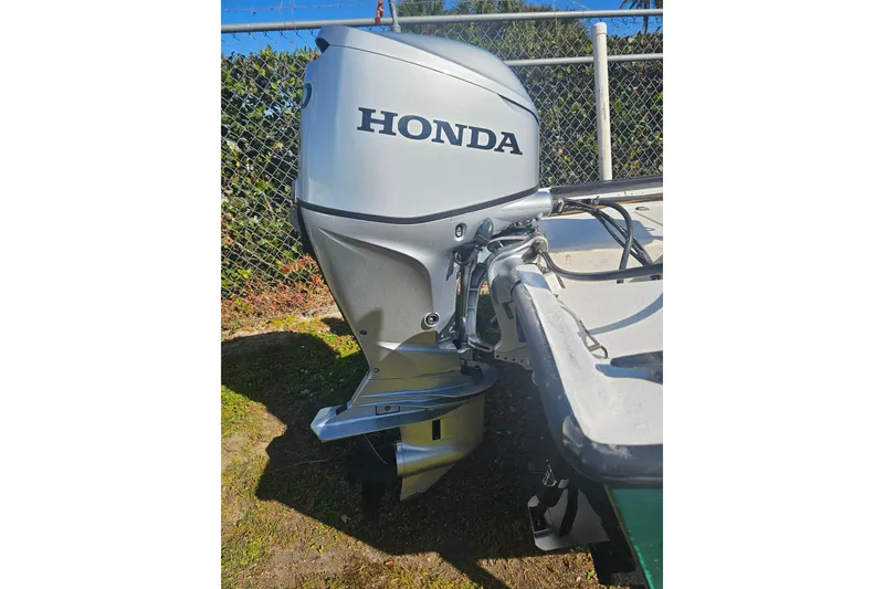 Slide: The Image of Silver Honda outboard motor on 1999 Aqua Force Fish Hawk boat. - 9