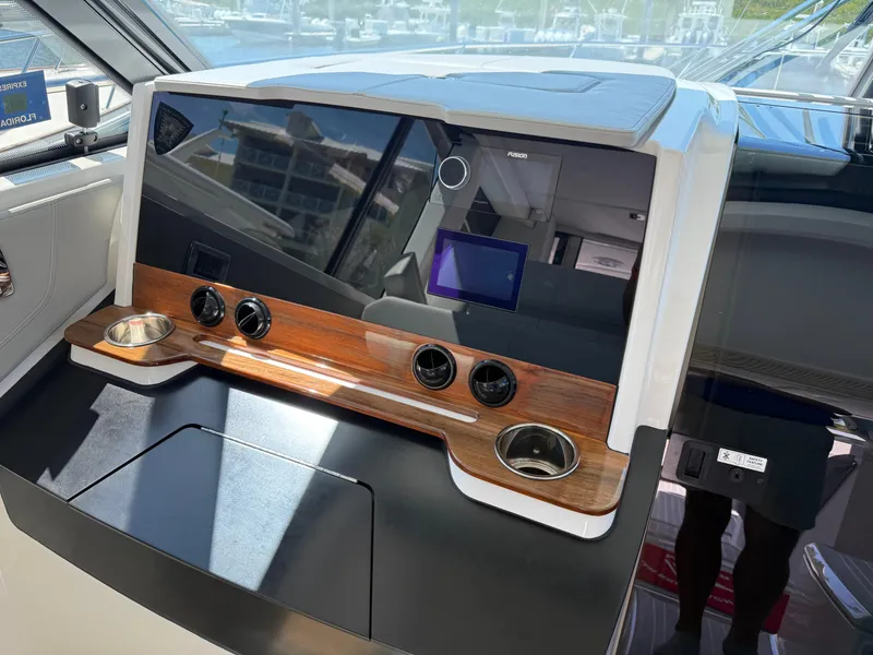 Slide: The Image of Tiara 43 LE 2023 - 19