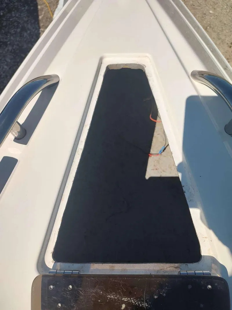 Slide: The Image of 1998 Envision 2900 Combo boat deck with open hatch and metal railings. - 16