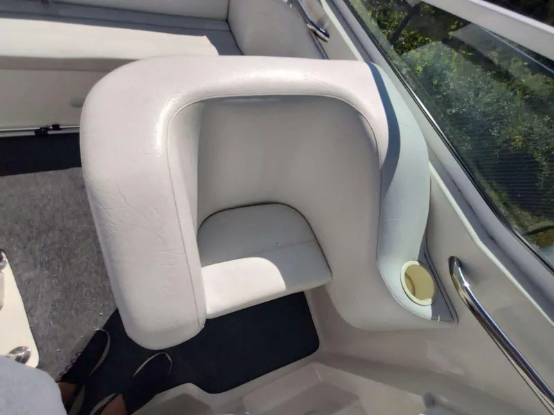 Slide: The Image of White seating area on a 1998 Envision 2900 Combo boat. - 25