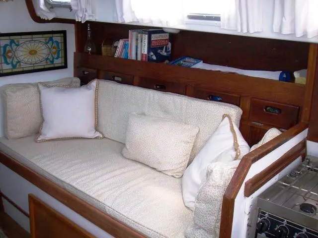 Slide: The Image of Salon Settee_Stbd - 32