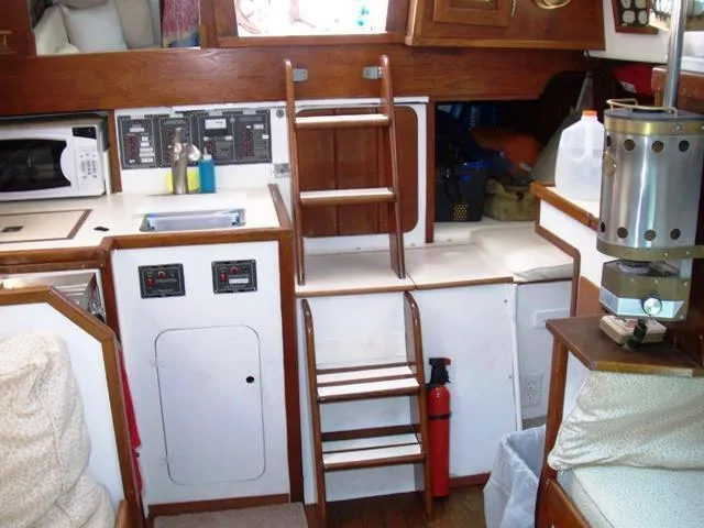 Slide: The Image of Salon_Aft & Quarterberth - 40