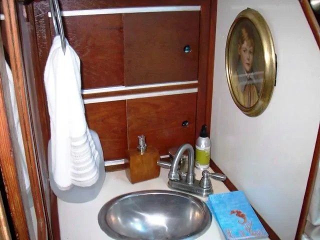 Slide: The Image of V-Berth Sink & Vanity_Port - 71