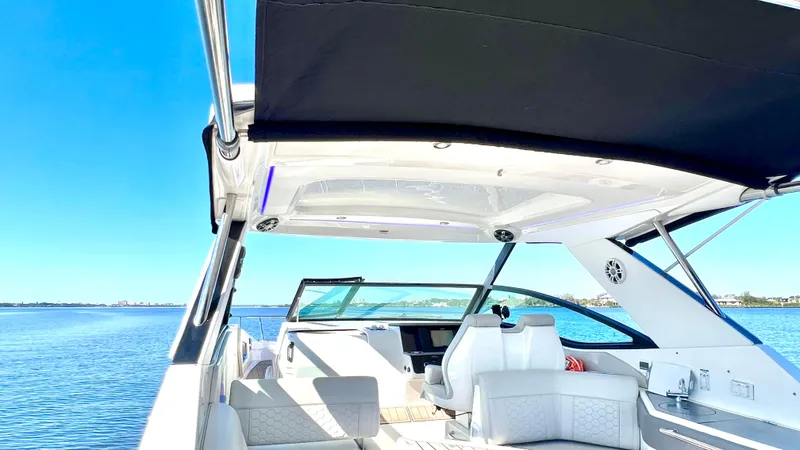 Slide: The Image of Sea Ray Sundancer 320 Outboard 2020 - 12