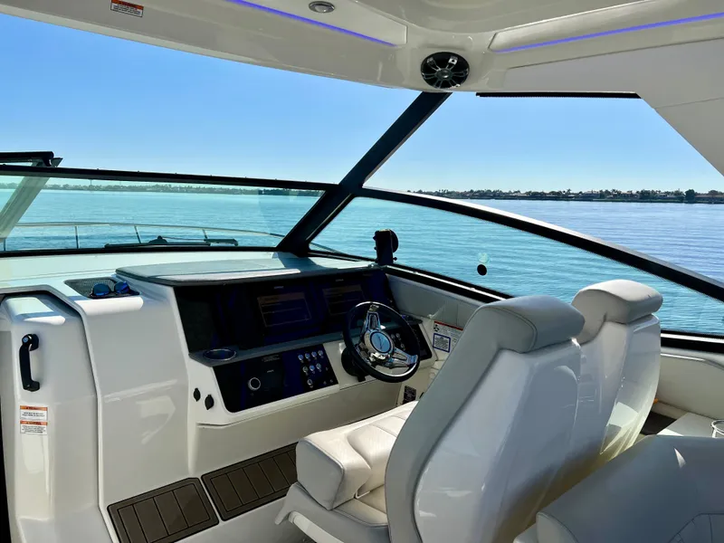 Slide: The Image of Sea Ray Sundancer 320 Outboard 2020 - 15