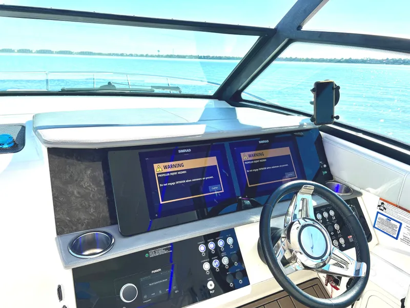 Slide: The Image of Sea Ray Sundancer 320 Outboard 2020 - 18