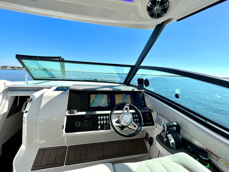 Slide: The Image of Sea Ray Sundancer 320 Outboard 2020 - 25