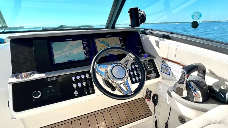 Slide: The Image of Sea Ray Sundancer 320 Outboard 2020 - 26