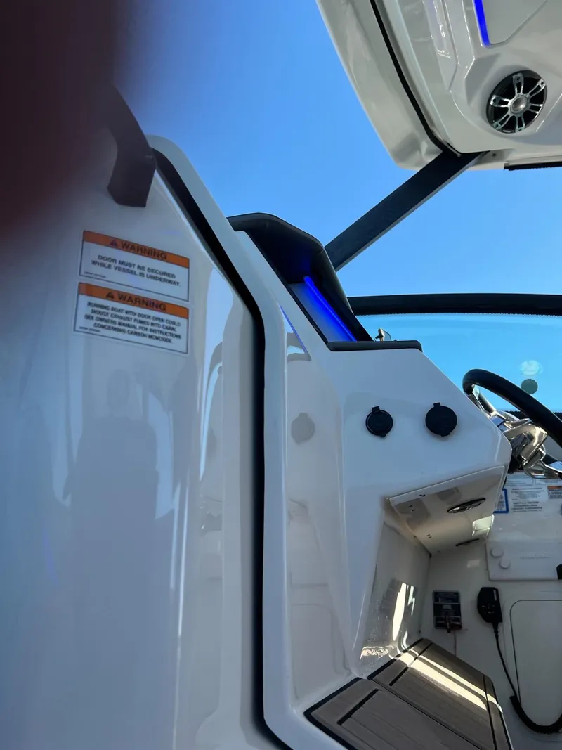 Slide: The Image of Sea Ray Sundancer 320 Outboard 2020 - 29