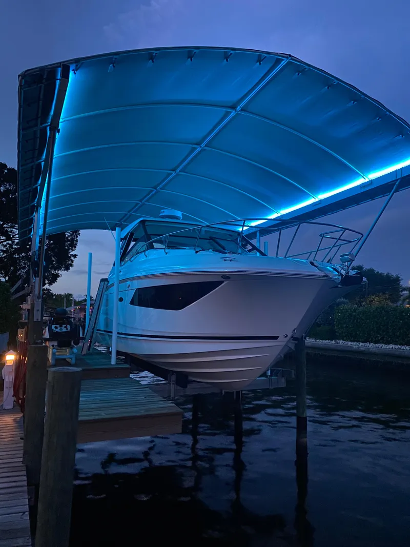 Slide: The Image of Sea Ray Sundancer 320 Outboard 2020 - 3