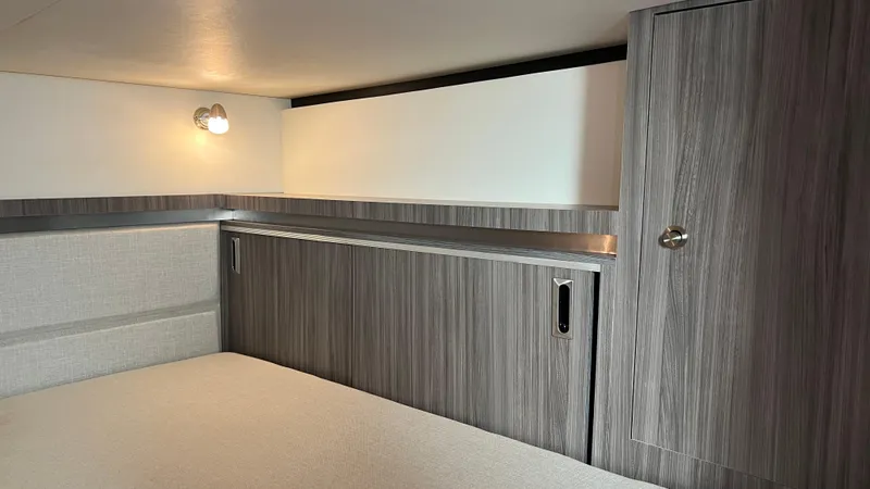 Slide: The Image of Sea Ray Sundancer 320 Outboard 2020 - 32