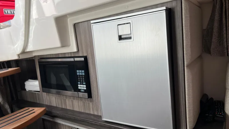 Slide: The Image of Sea Ray Sundancer 320 Outboard 2020 - 34