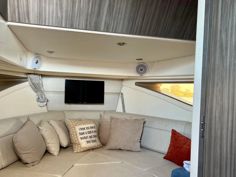 Slide: The Image of Sea Ray Sundancer 320 Outboard 2020 - 36