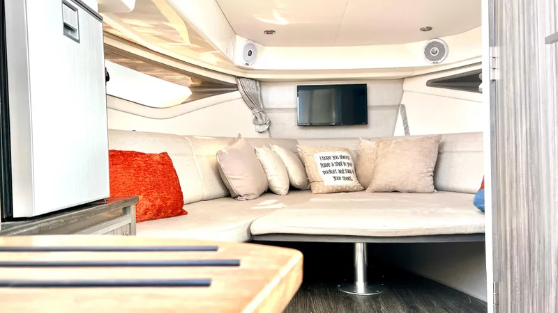 Slide: The Image of Sea Ray Sundancer 320 Outboard 2020 - 37