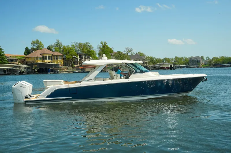 Slide: The Image of Tiara 43 LS 2024 - 102